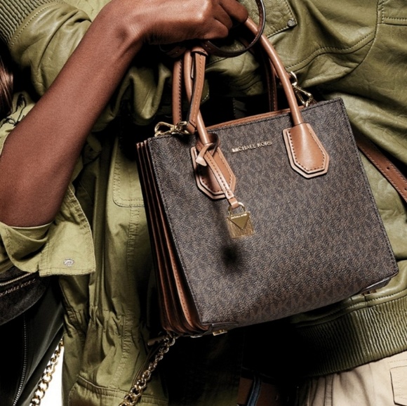 MICHAEL KORS
Mercer Medium Logo Crossbody - Picture 4 of 4